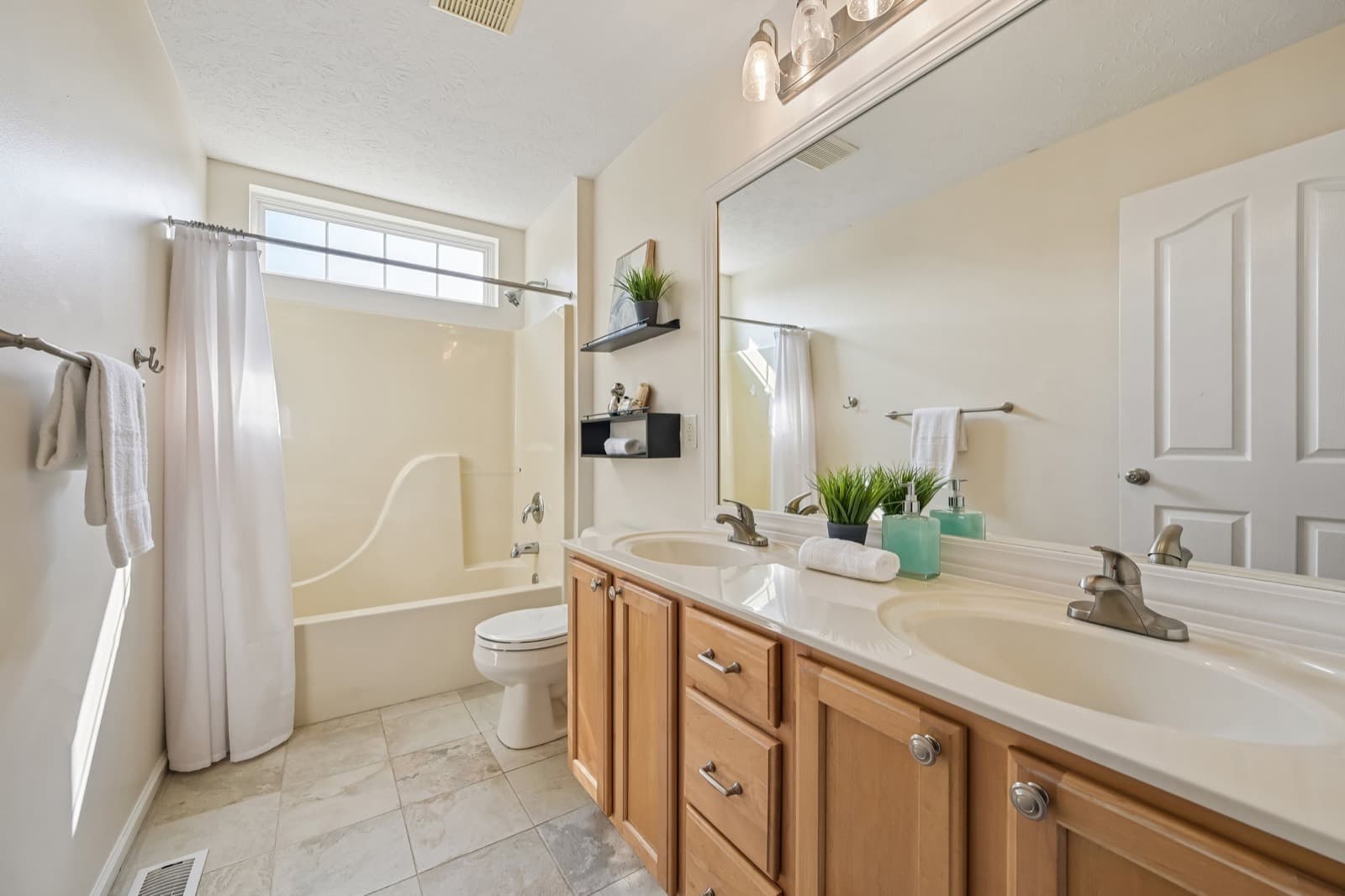 Full bath with dual sinks